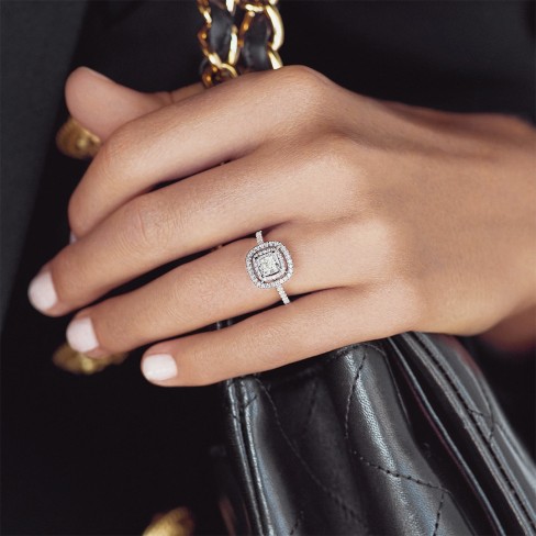 Why is the halo diamond engagement ring so popular right now?